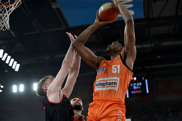 竞相角逐的 竞相角逐的