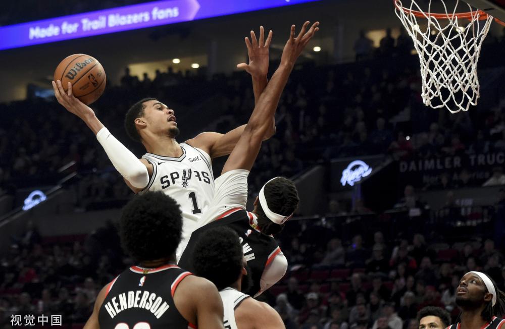 功杀入半决 功杀入半决